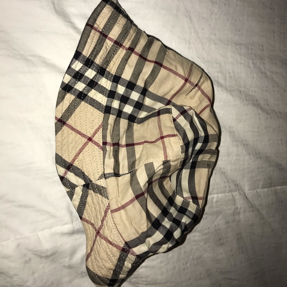 Burberry bucket hat